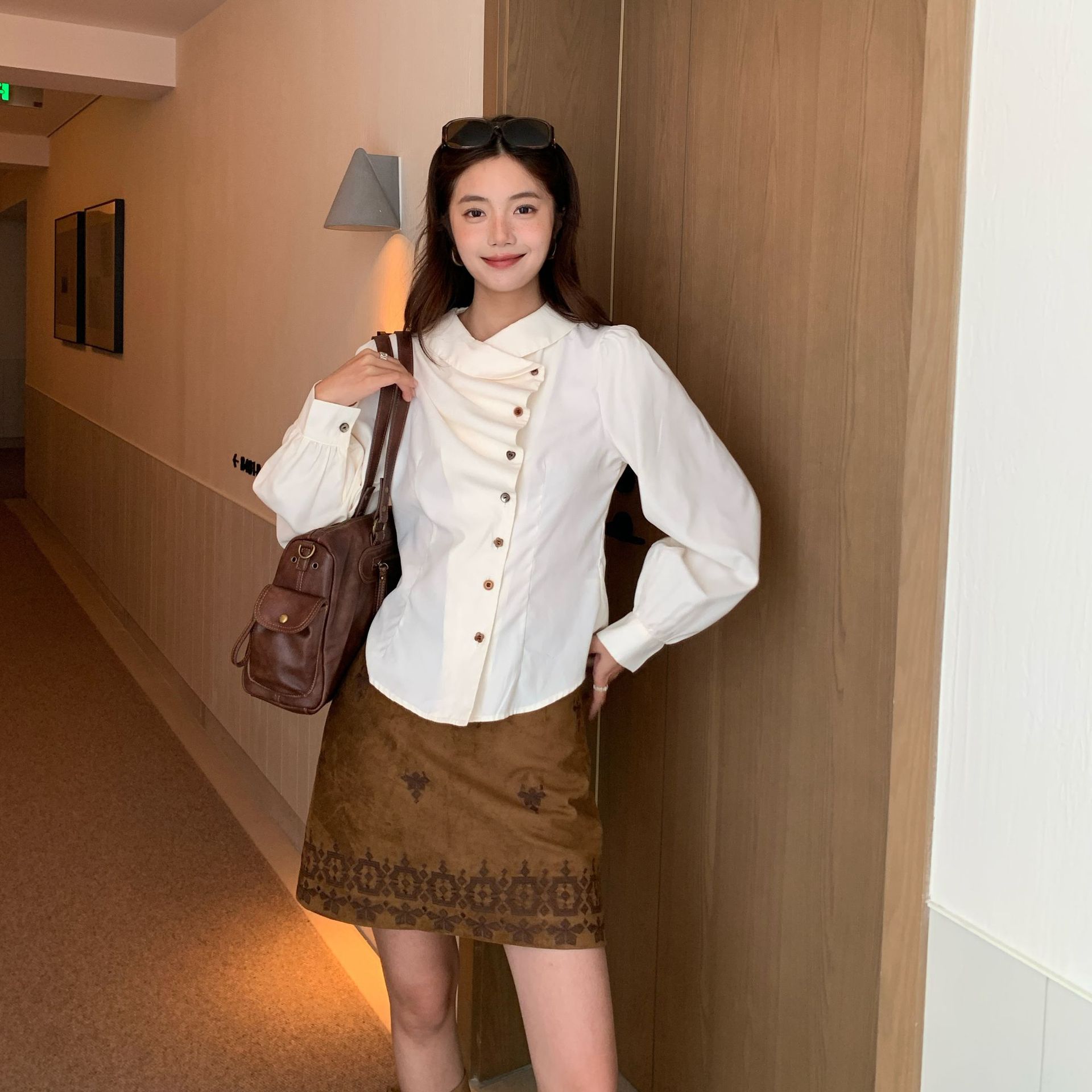 广州十三行25冬法式小众不规则设计收腰翻领长袖衬衫女F6867