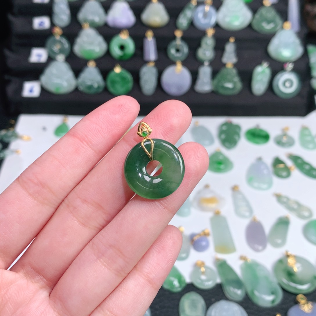 翡翠颈饰未镶嵌翡翠