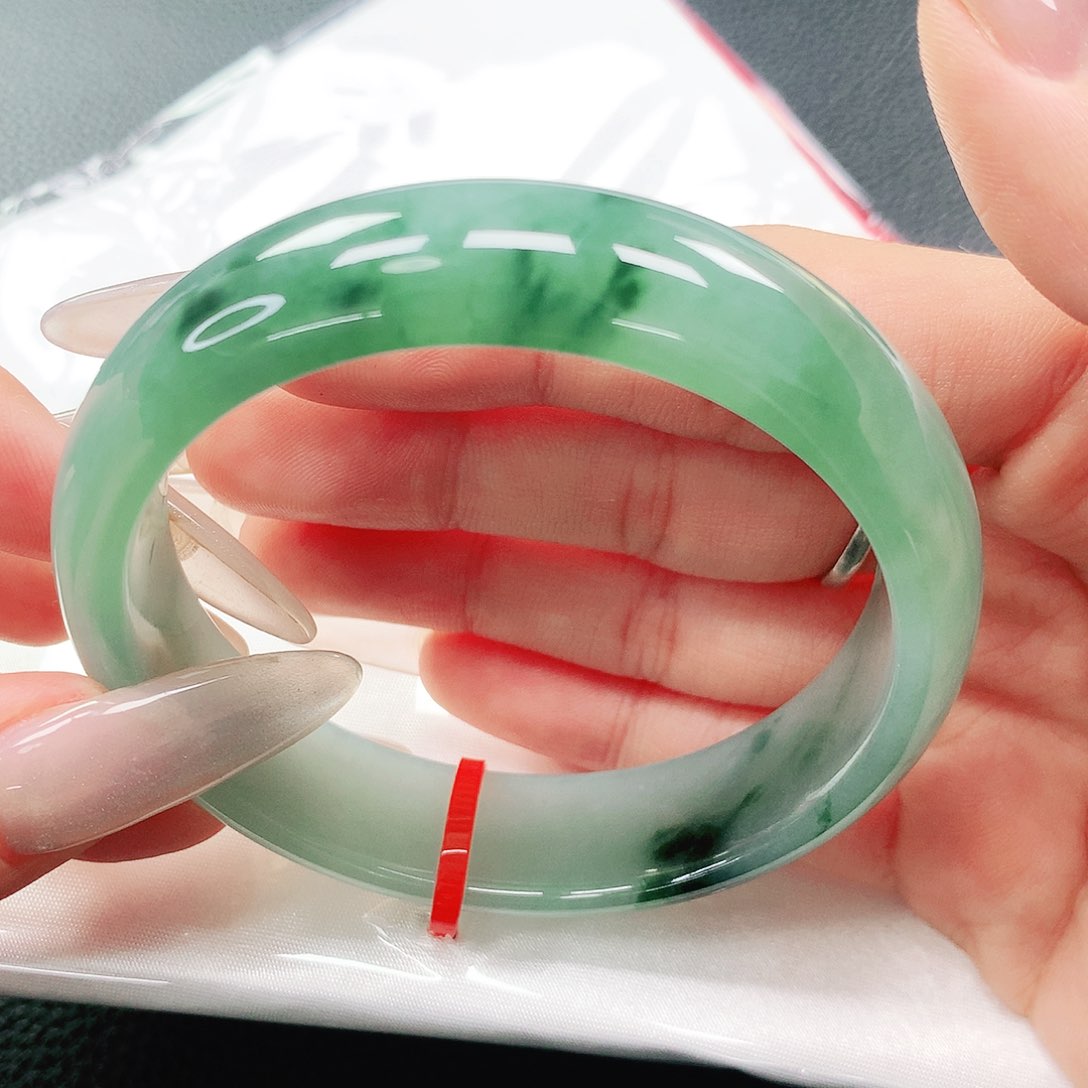 翡翠手镯未镶嵌56圈