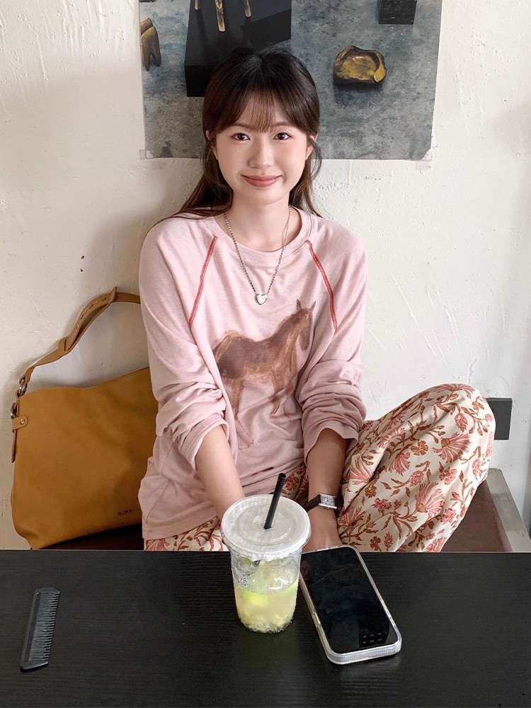 韩系穿搭粉色印花长袖正肩t恤女早秋设计感单穿绝美巨好看的上衣