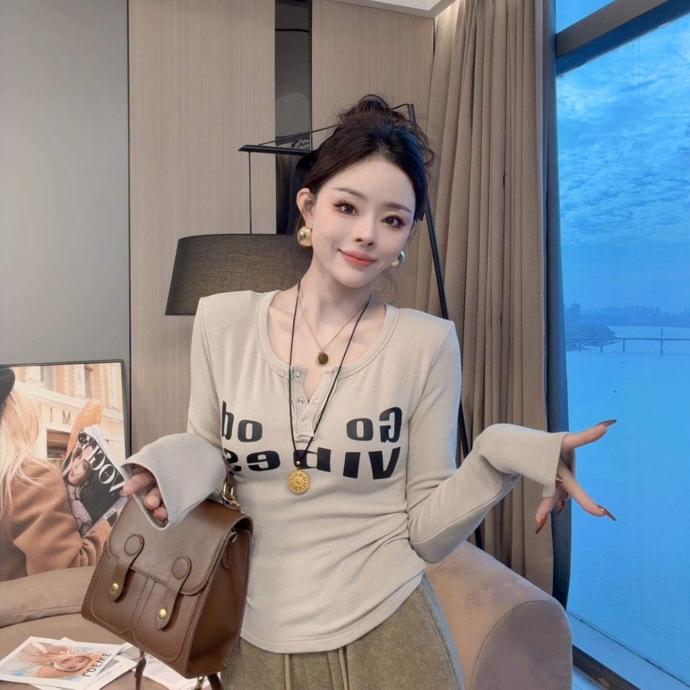 【静静衣橱】冬季新款纯欲半开领字母印花修身显瘦短款长袖T恤7002