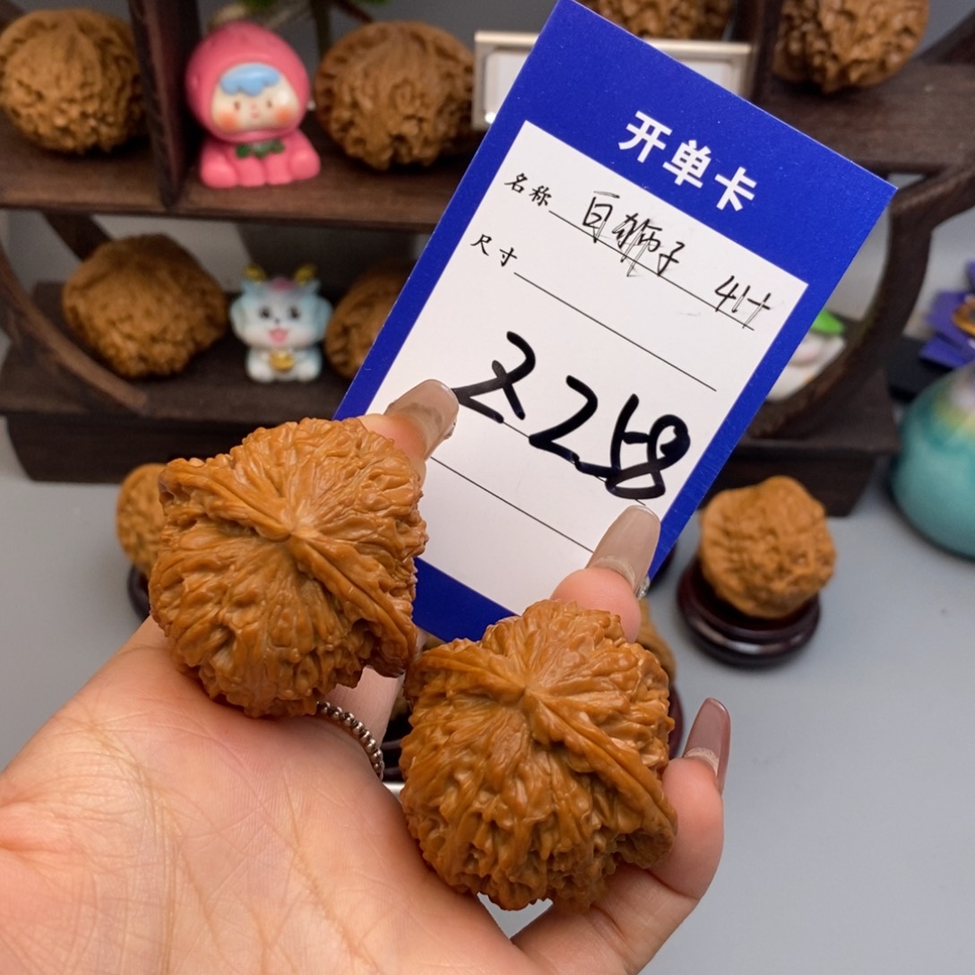 文玩核桃吊坠白狮子