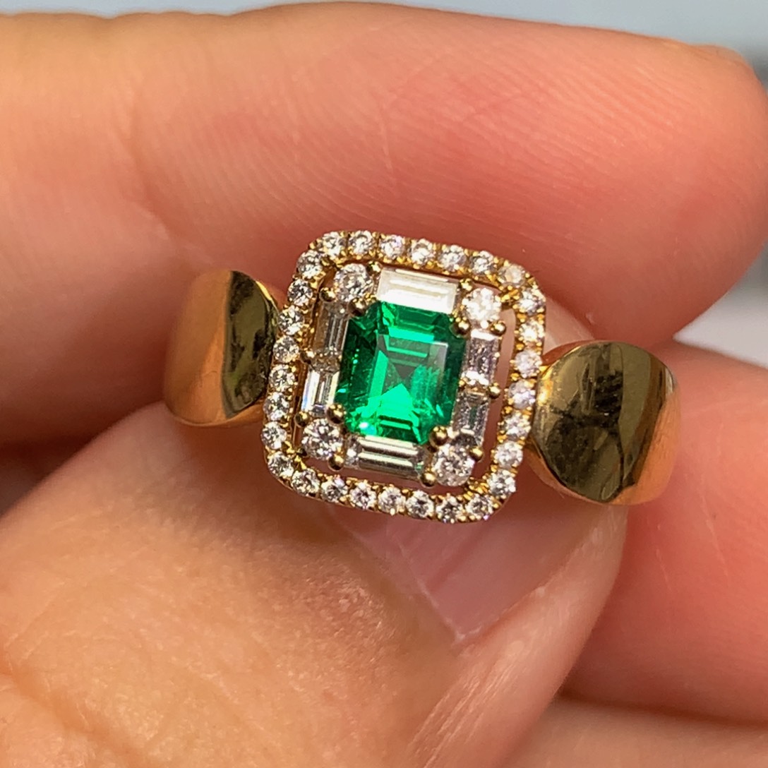 祖母绿戒指18K金镶嵌