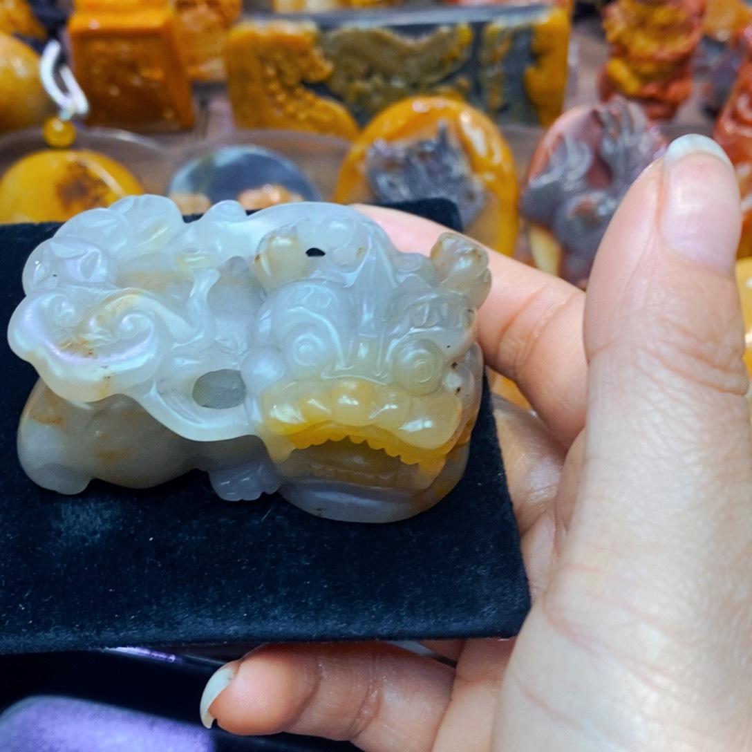 未镶嵌石英质玉（黄龙玉）项链