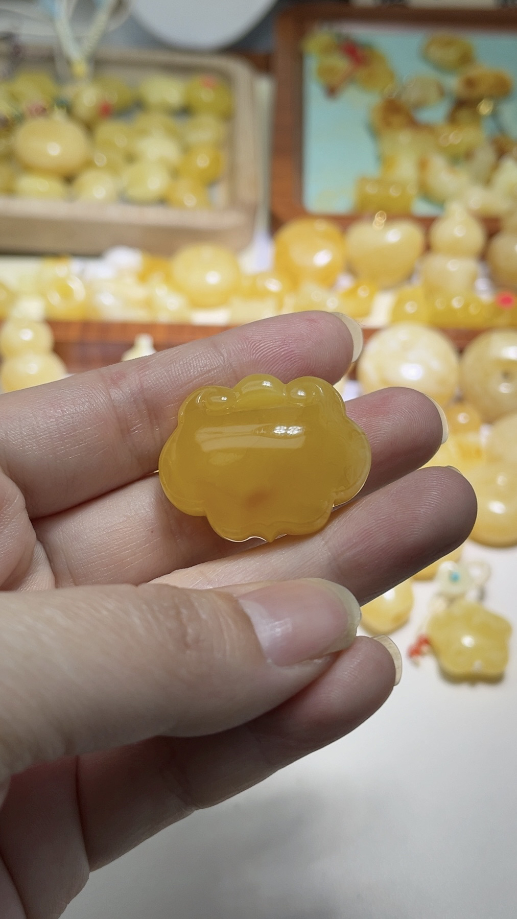 天然焦皮料蜜蜡如意锁，卡24.8✖️31✖️12.8，5.42克