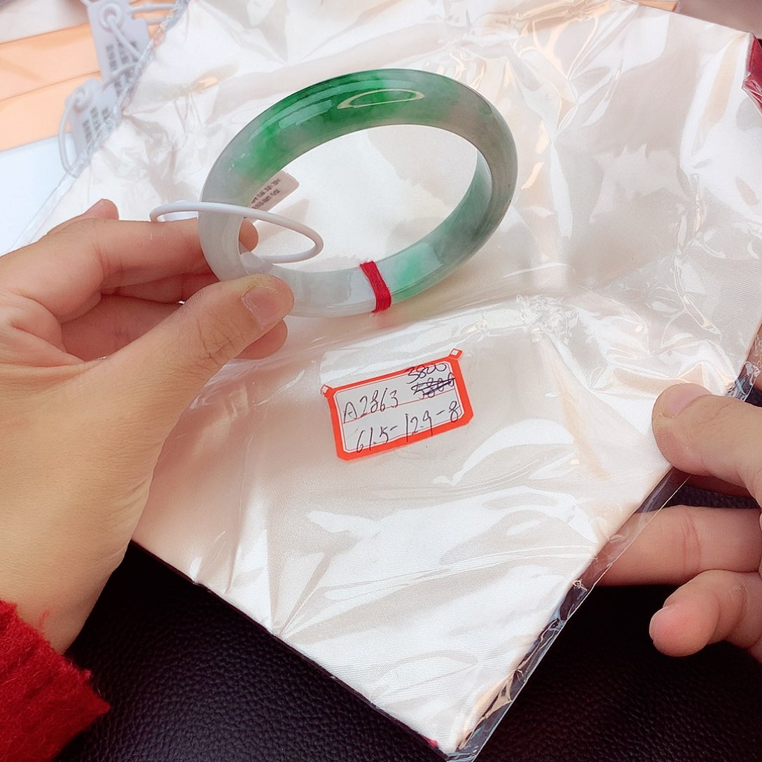 翡翠手镯未镶嵌翡翠