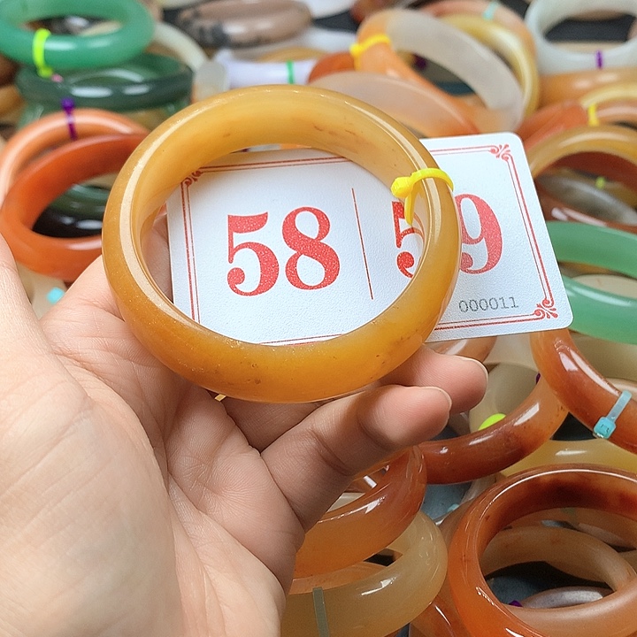 未镶嵌石英质玉（黄龙玉）手镯