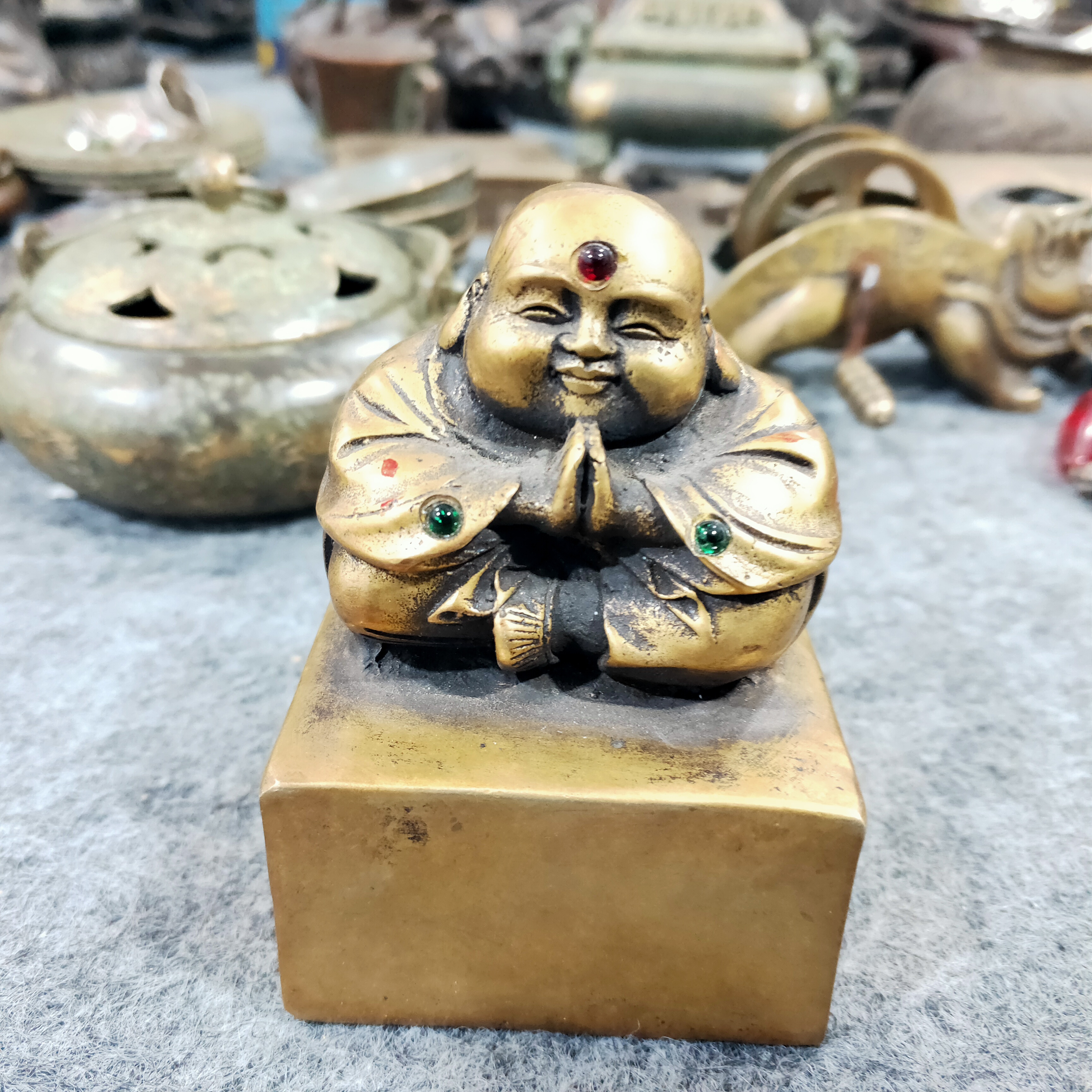 古玩风格鎏金招财猪为家居增添祥瑞氛围