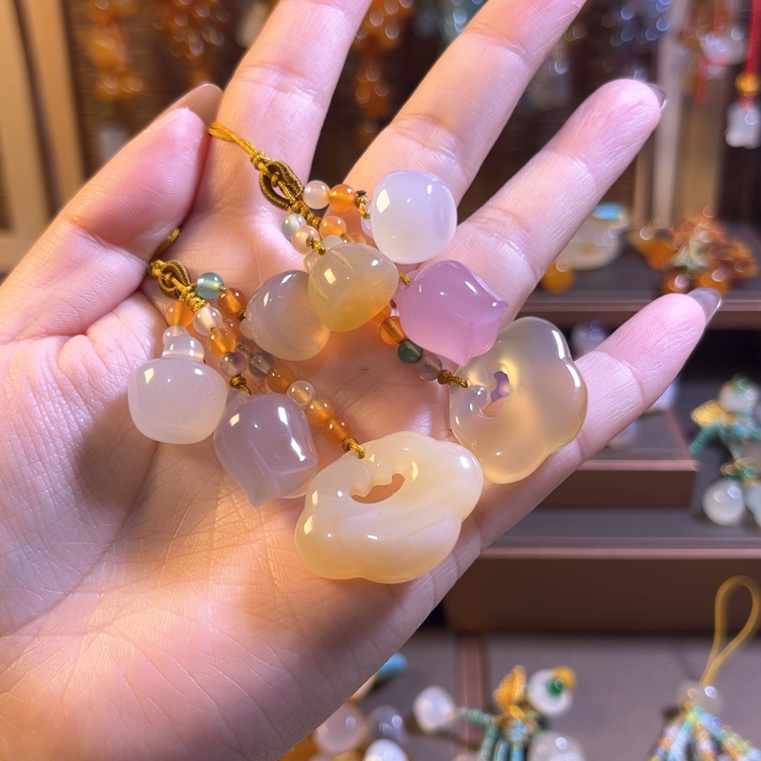 玛瑙/玉髓车挂未镶嵌福利款手机链料子不挑带包容点。