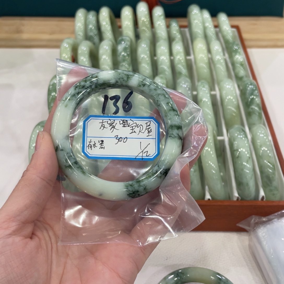 友***屋蛇纹石玉未镶嵌手镯