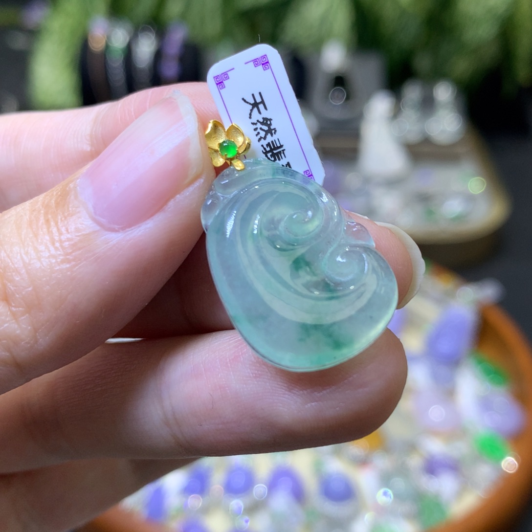 颈饰18K金镶嵌翡翠