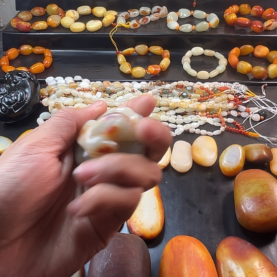 误***尘和田玉未镶嵌颈饰