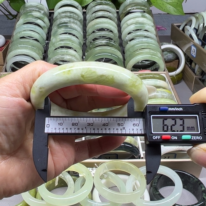 蛇纹石玉未镶嵌手镯29