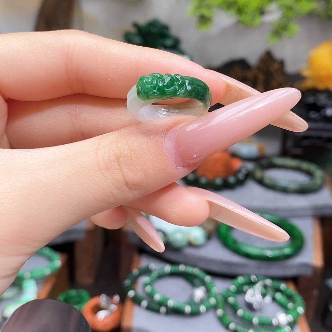 翡翠未镶嵌戒指?*忆漂亮美眉