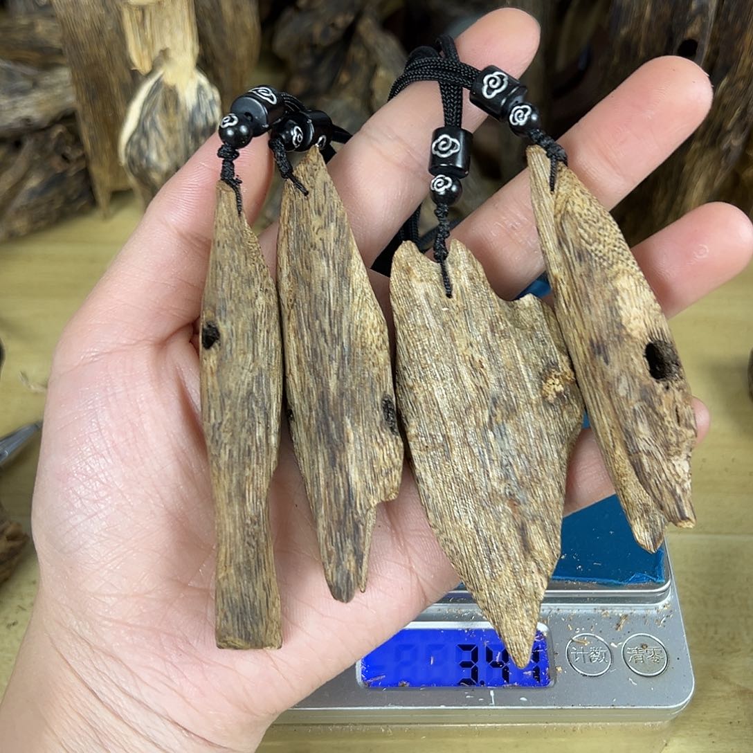 香料绿奇楠蓝宝石1个