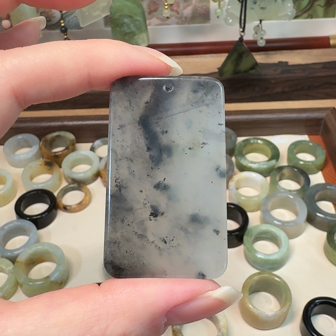 蛇纹石玉未镶嵌颈饰无事牌