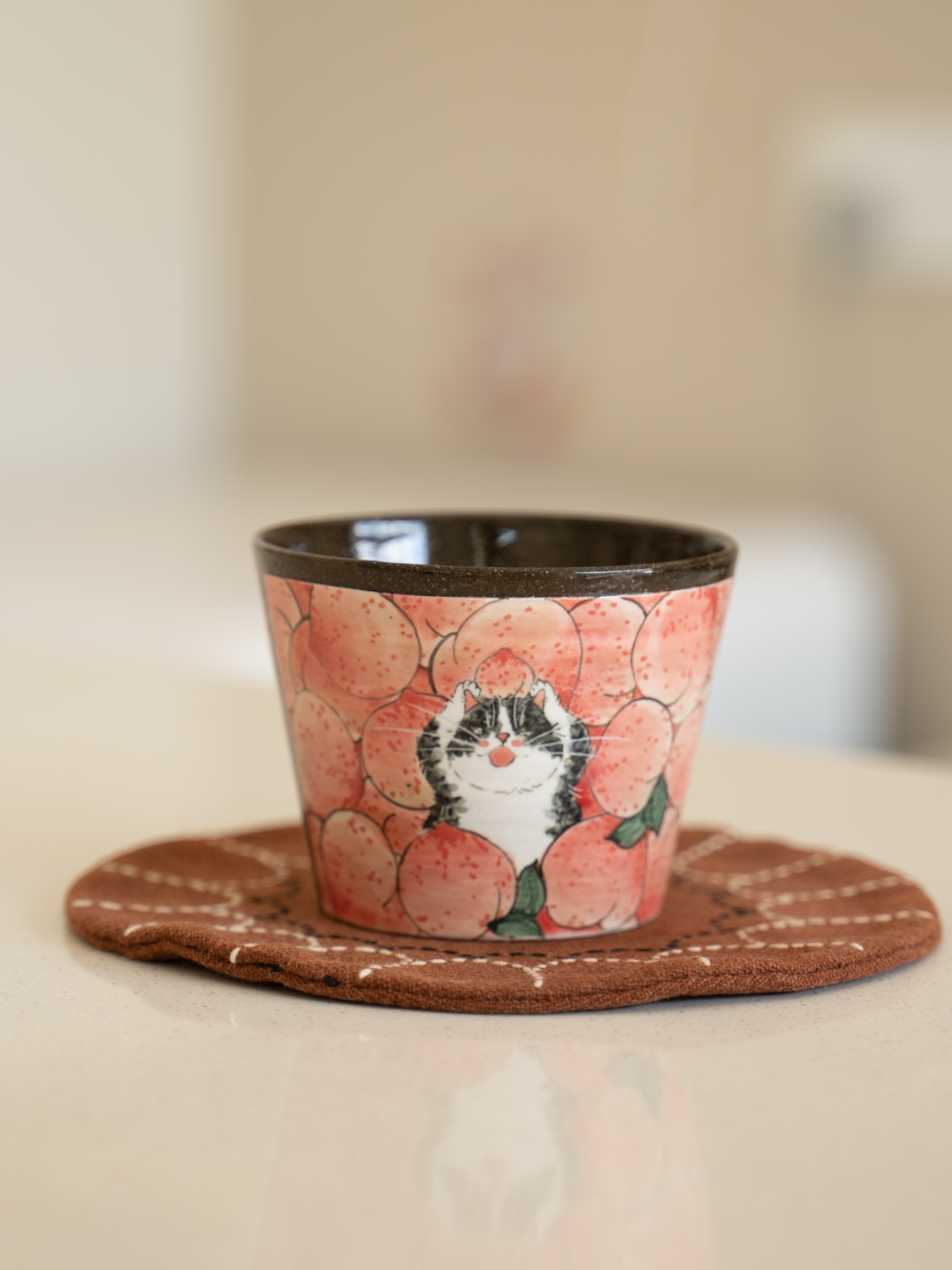 紫霞 | 满绘粉桃猫咪抱桃猪口杯
