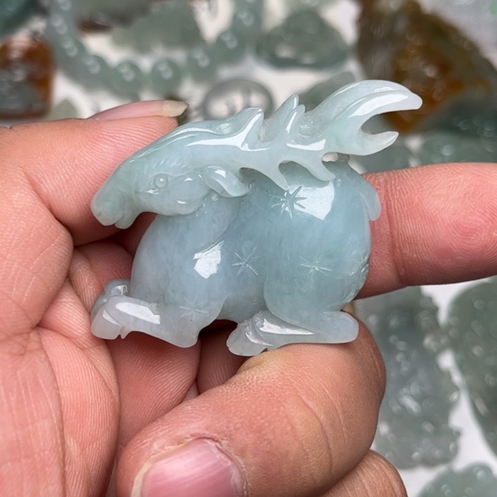 翡翠未镶嵌颈饰鹿