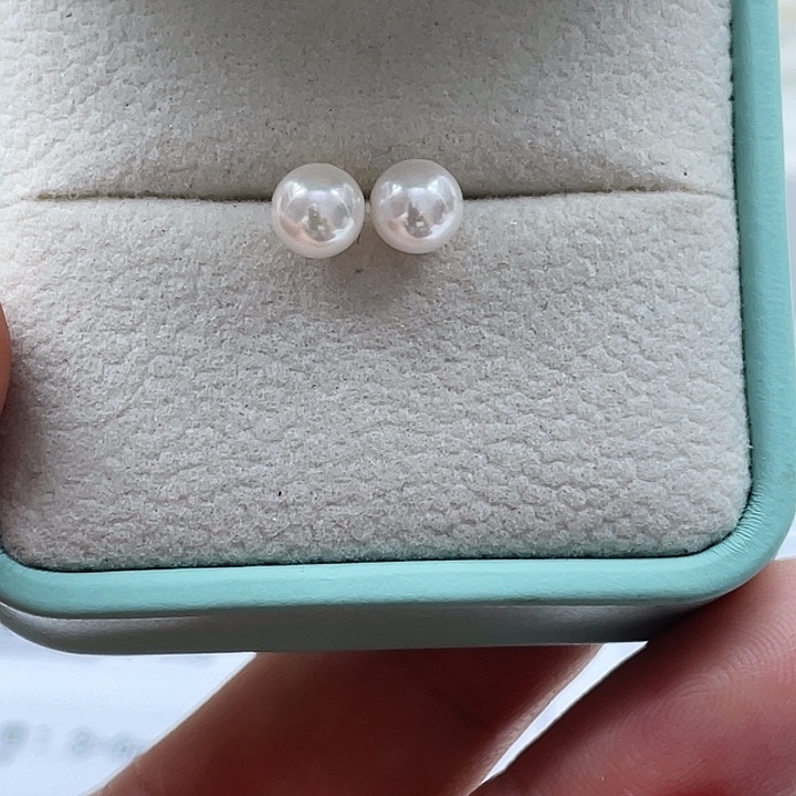 18K金镶嵌海水珍珠耳饰