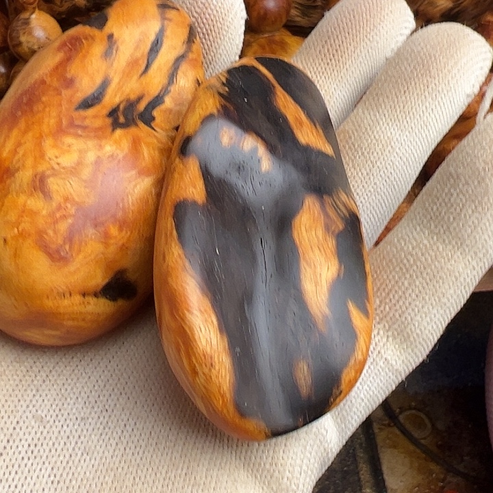 用***9松木（琥珀木）无事牌