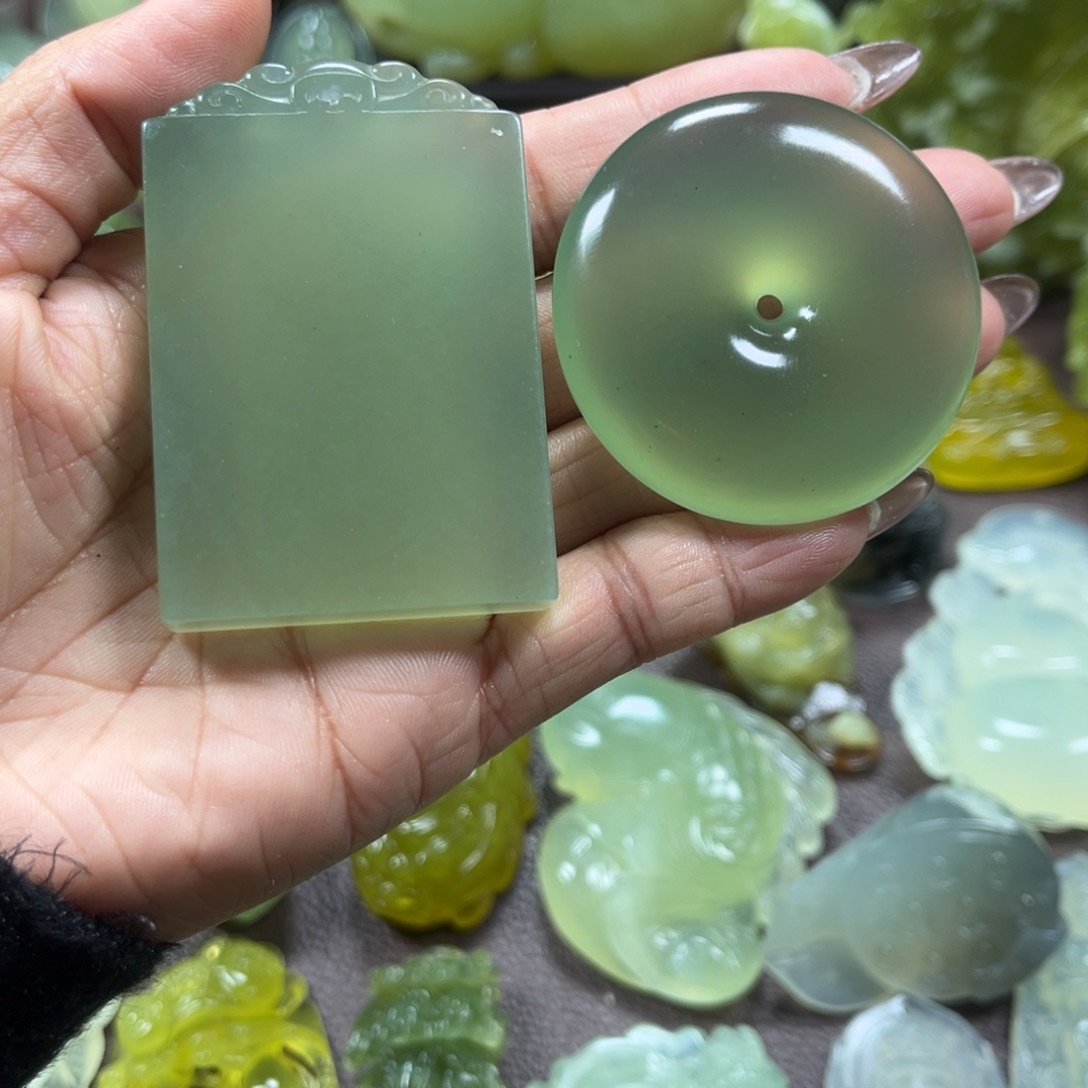 自***渡蛇纹石玉未镶嵌颈饰