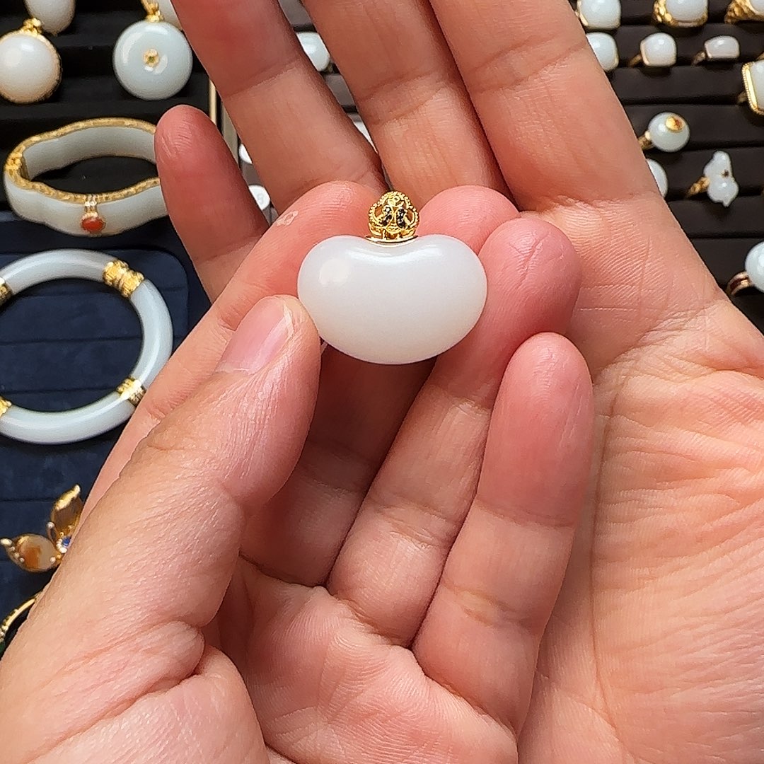 和田玉18K金镶嵌颈饰