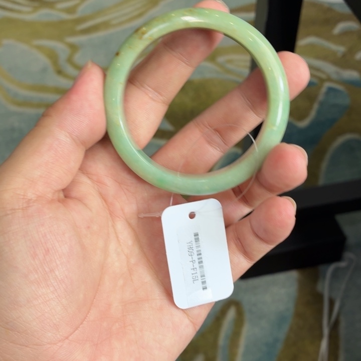 翡翠手镯未镶嵌果绿