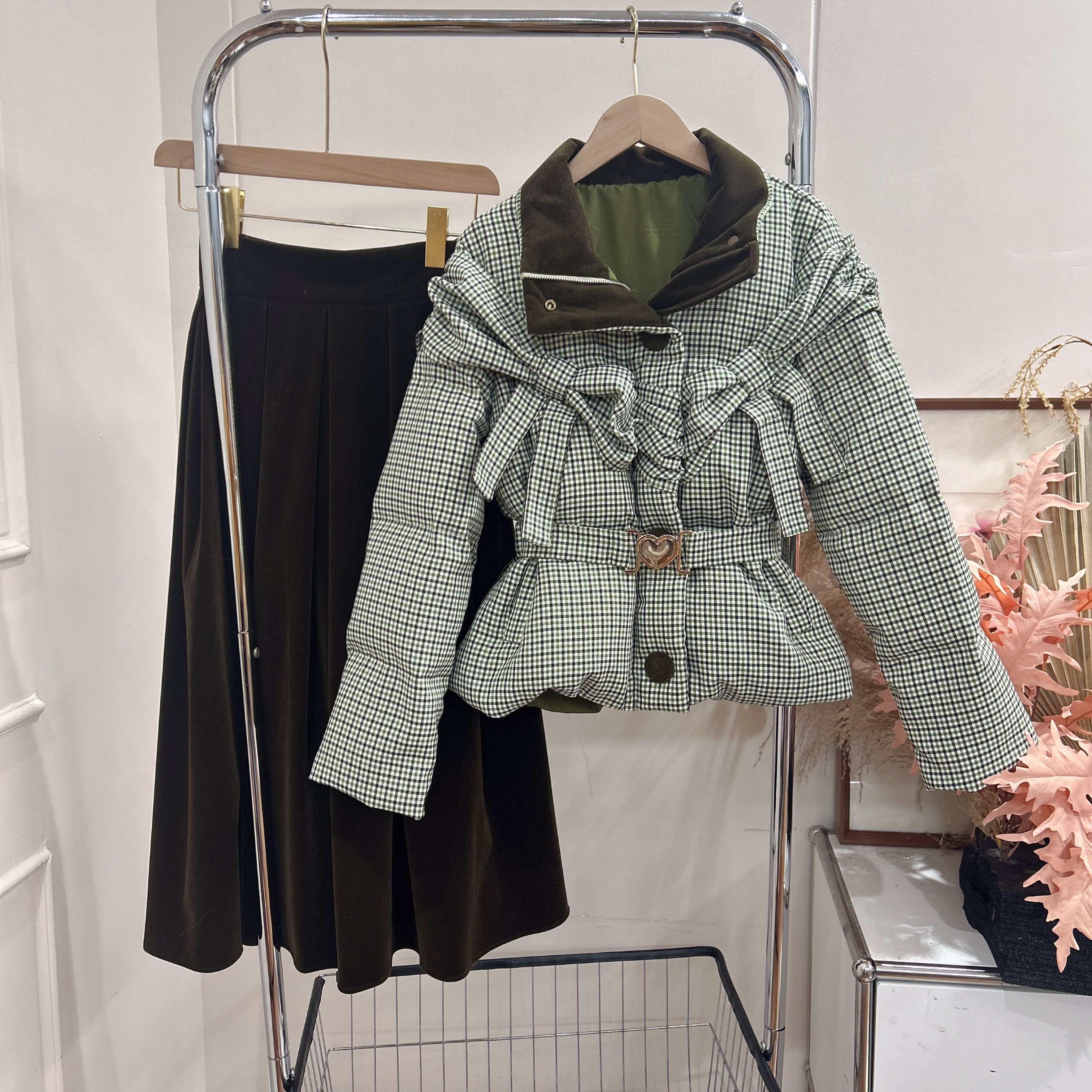 小八定制2025冬季新款时尚显瘦加绒加厚外套+半裙套装 13079 BCK