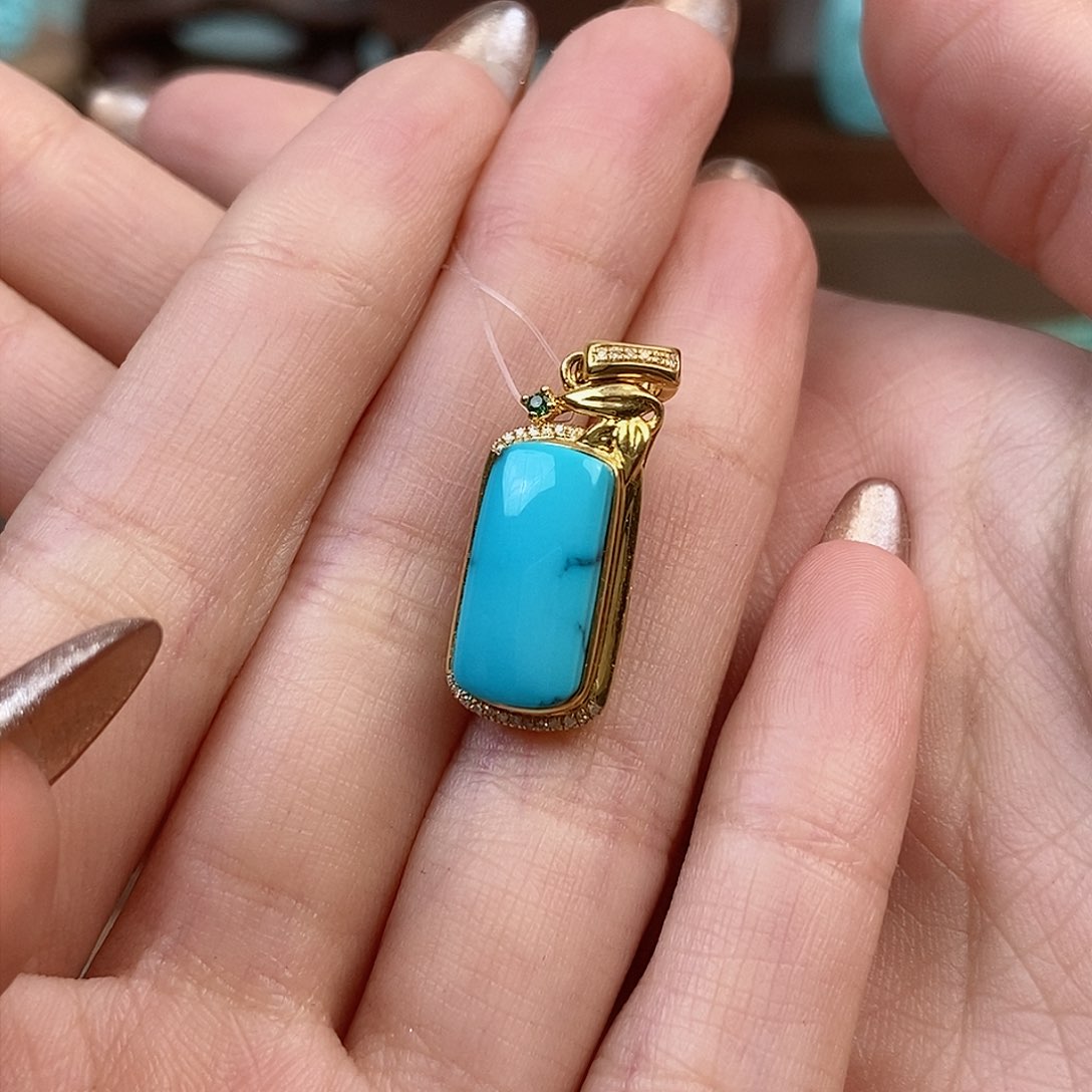 绿松石雕刻18K金镶嵌