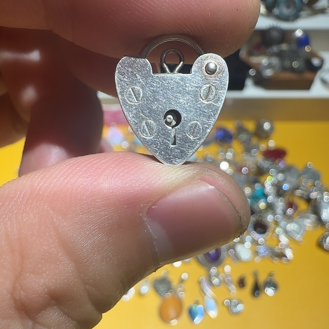 吉***鱼大理石纯铜吊坠的设计也是非常