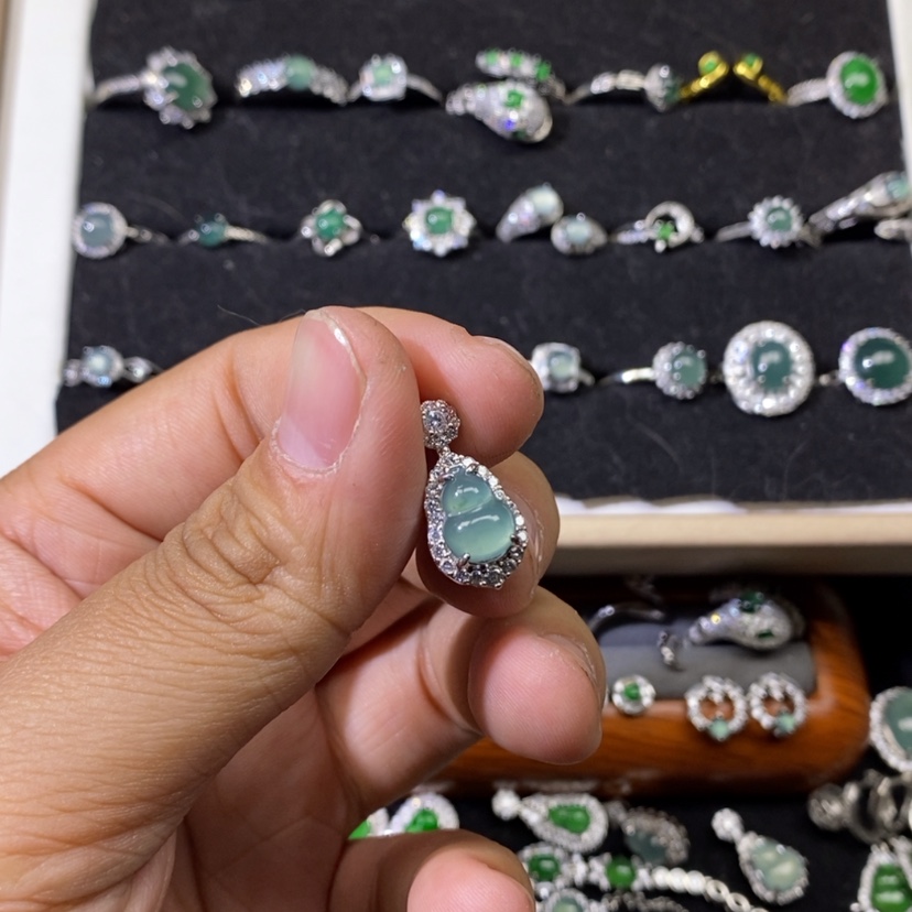 【闪购商品】翡翠颈饰未镶嵌天然