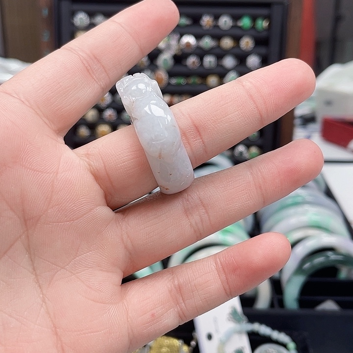 翡翠手镯未镶嵌翡翠