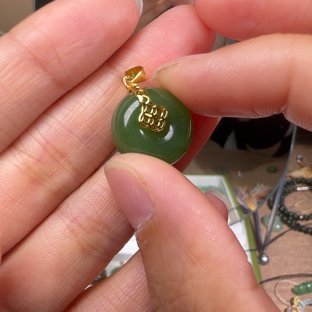 和田玉颈饰18K金镶嵌阿**?