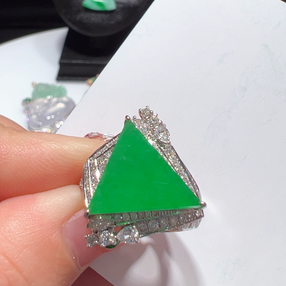 翡翠颈饰18K金镶嵌戒指