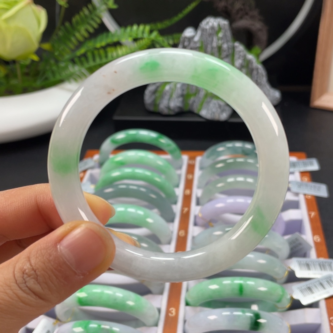 翡翠手镯未镶嵌冰糯种白底青