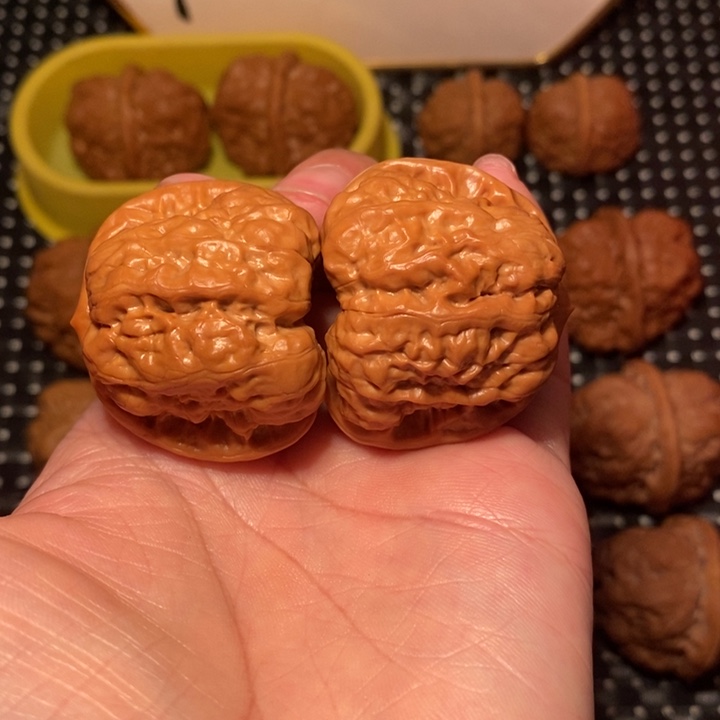 把件文玩核桃四开大腿鱼籽纹