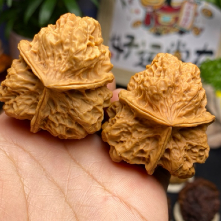 精品文玩核桃 凹底龙纹古蟾三棱45mm