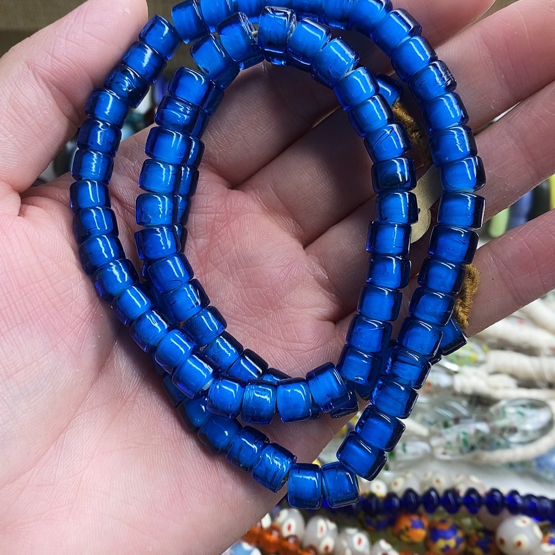 颈饰琉璃白芯桶珠 