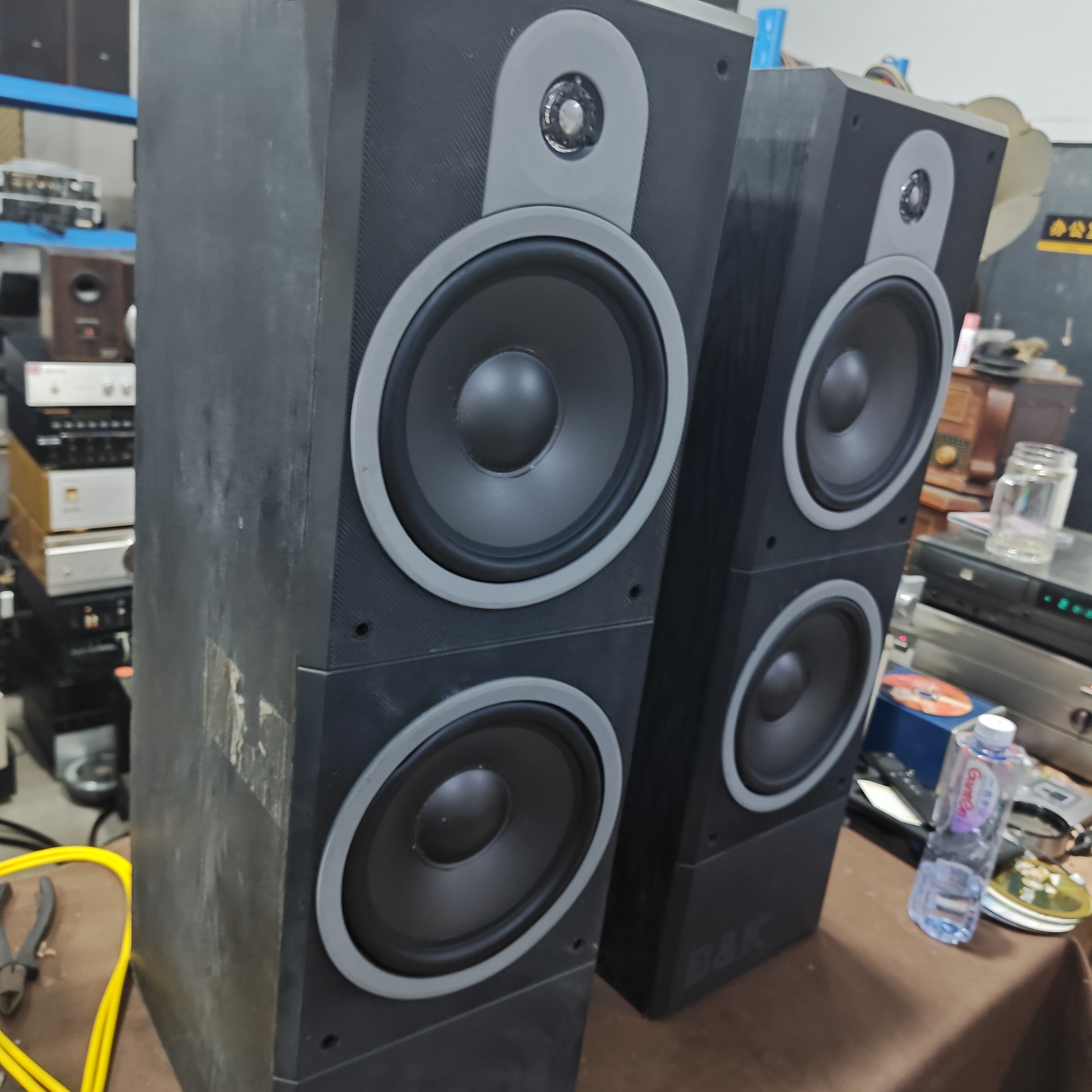 9新  黑色落地音箱