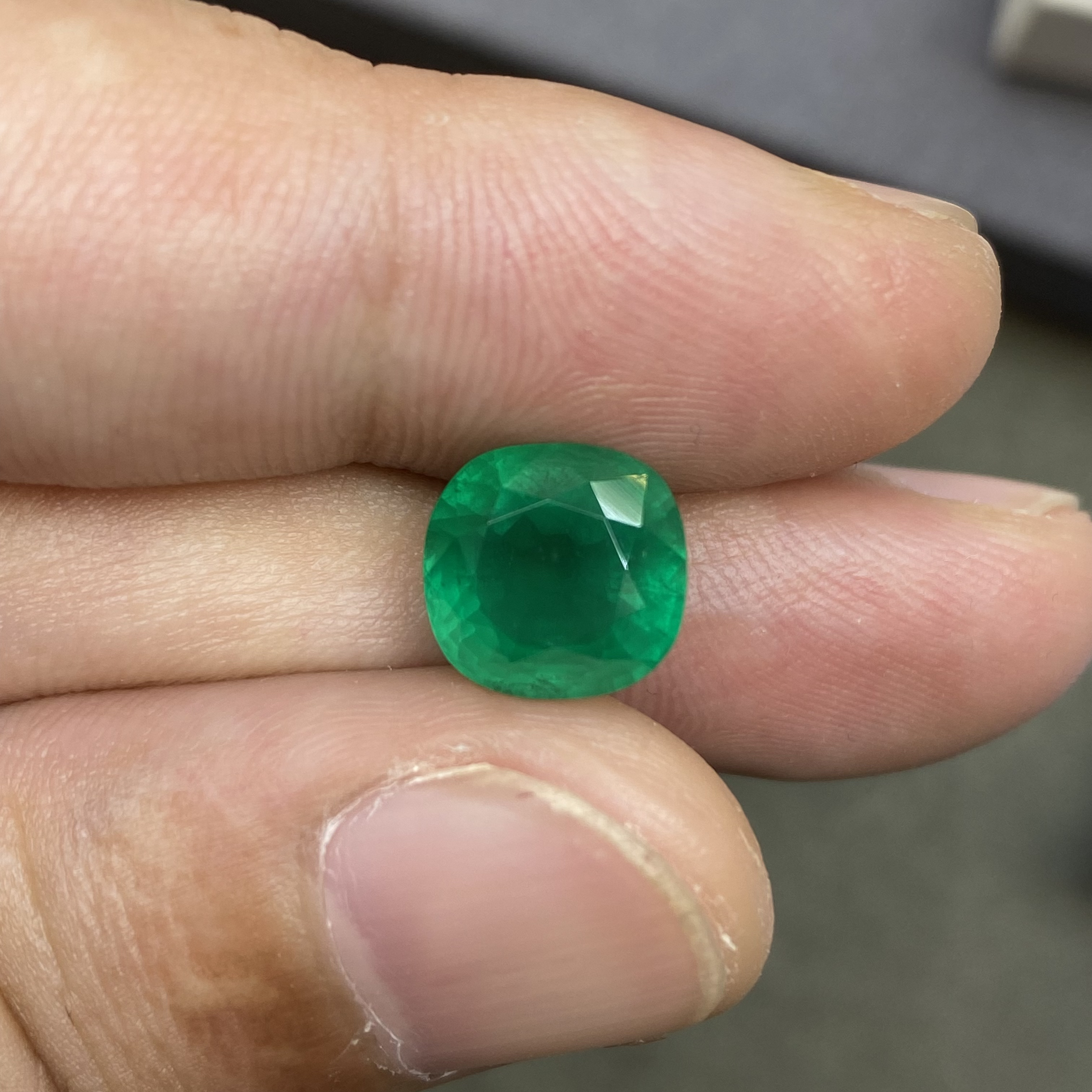 天然极微油祖母绿4.23ct几乎全净极微油吉尔德证晶体很干净颜色浓