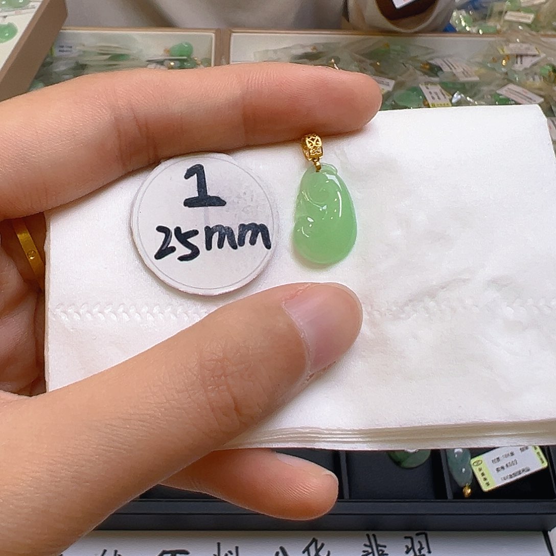 翡翠颈饰18K金镶嵌翡翠