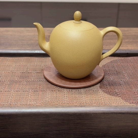 紫砂茶壶黄龙山原矿本绿半手工（200 cc）