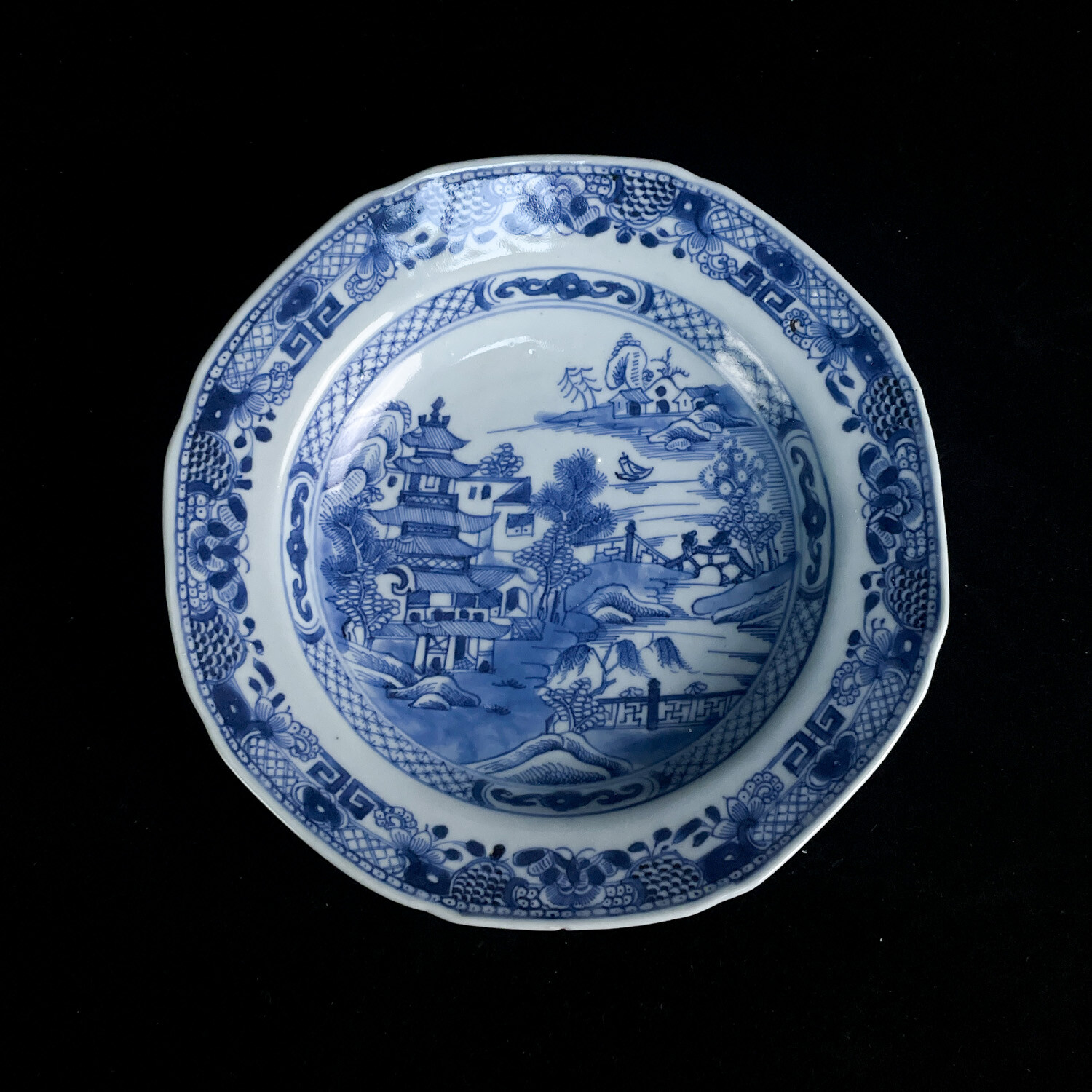 M25LX003A29 - 清乾隆 青花庭院山水纹盘