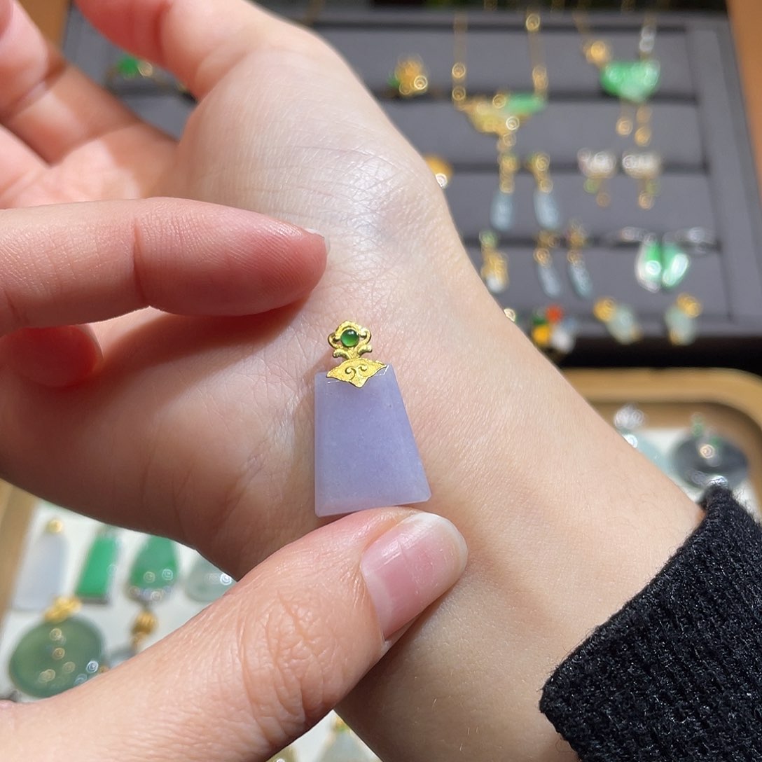 翡翠吊坠(不含链)18K金镶嵌冰紫小方牌