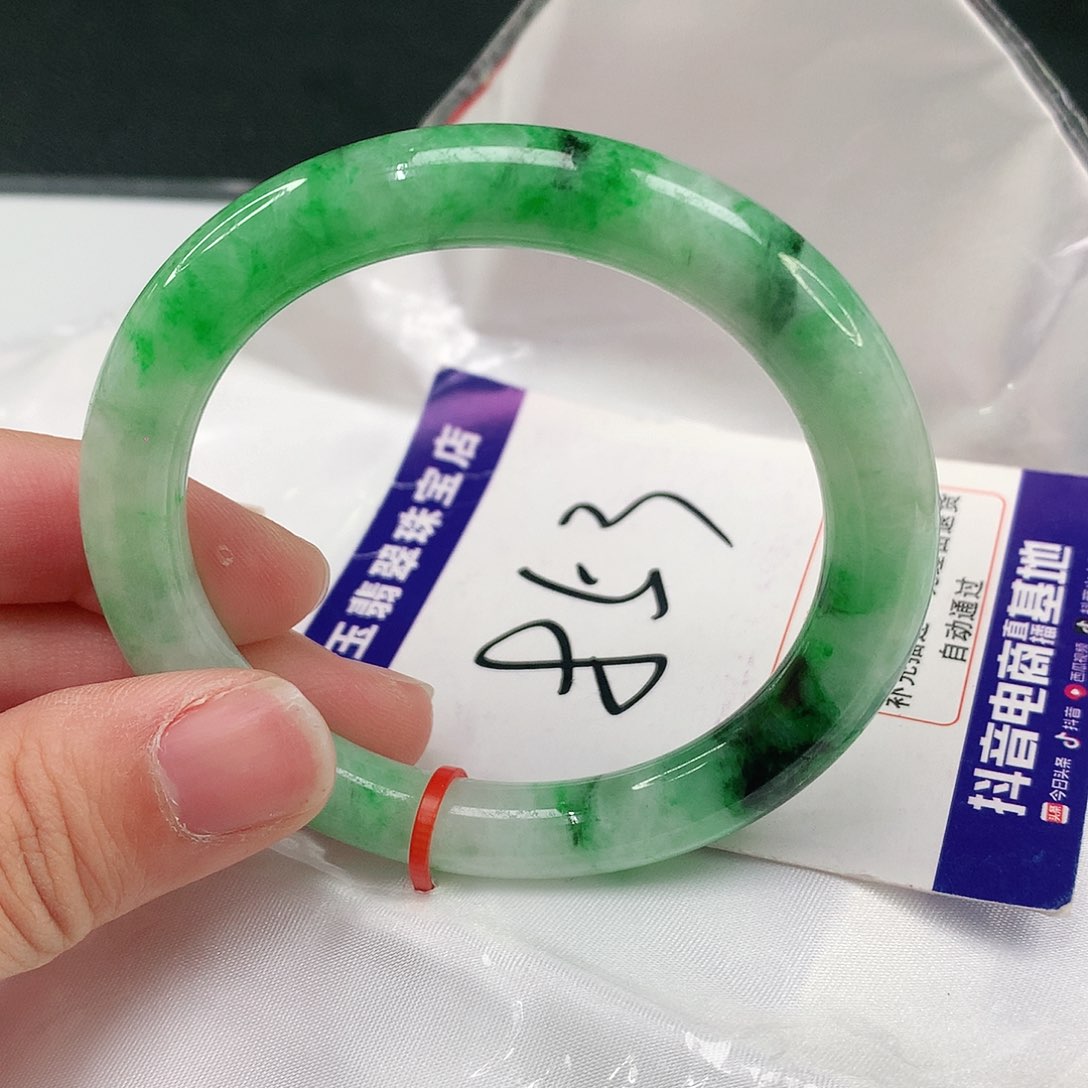 翡翠手镯未镶嵌翡翠