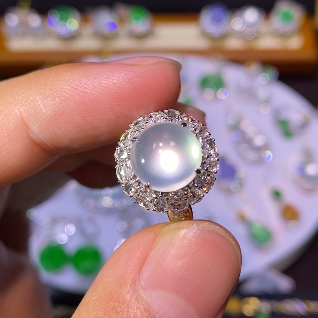 【闪购商品】颈饰18K金镶嵌翡翠