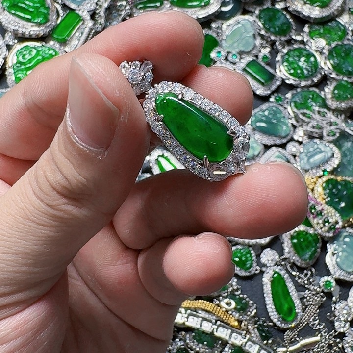 翡翠颈饰未镶嵌天然A货翡翠放漏