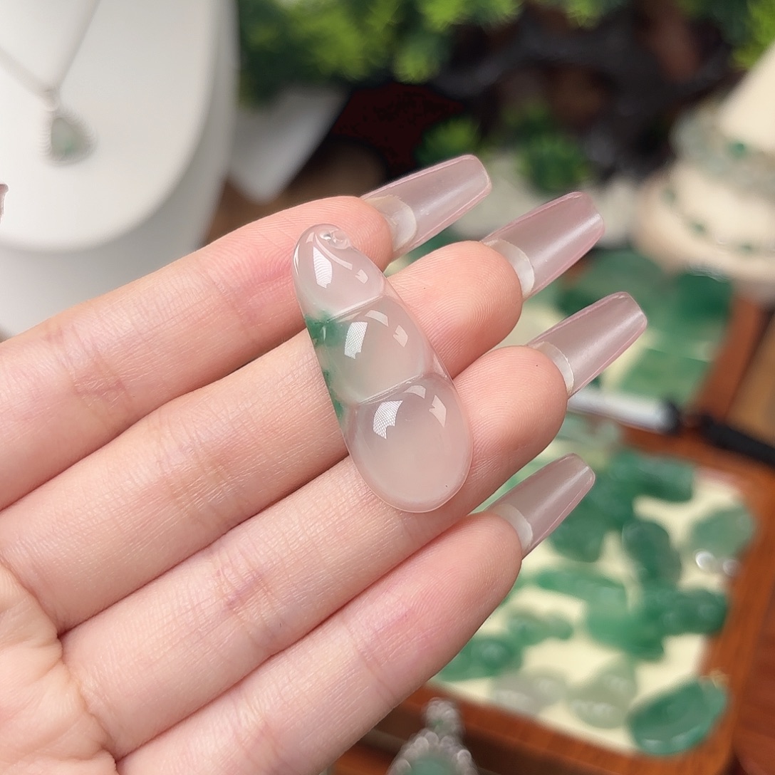 颈饰未镶嵌石英质玉（非洲翠）