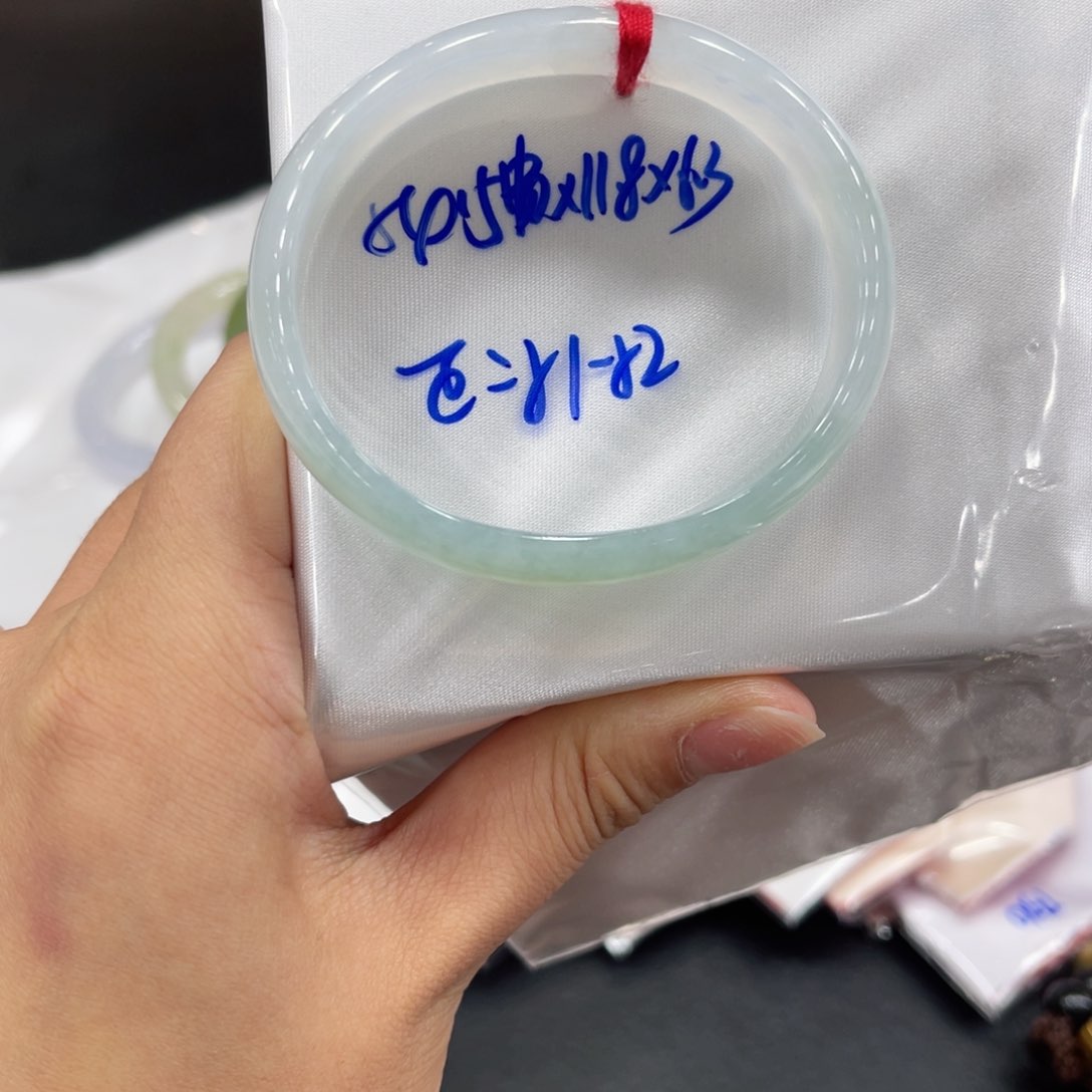 翡翠手镯未镶嵌翡翠