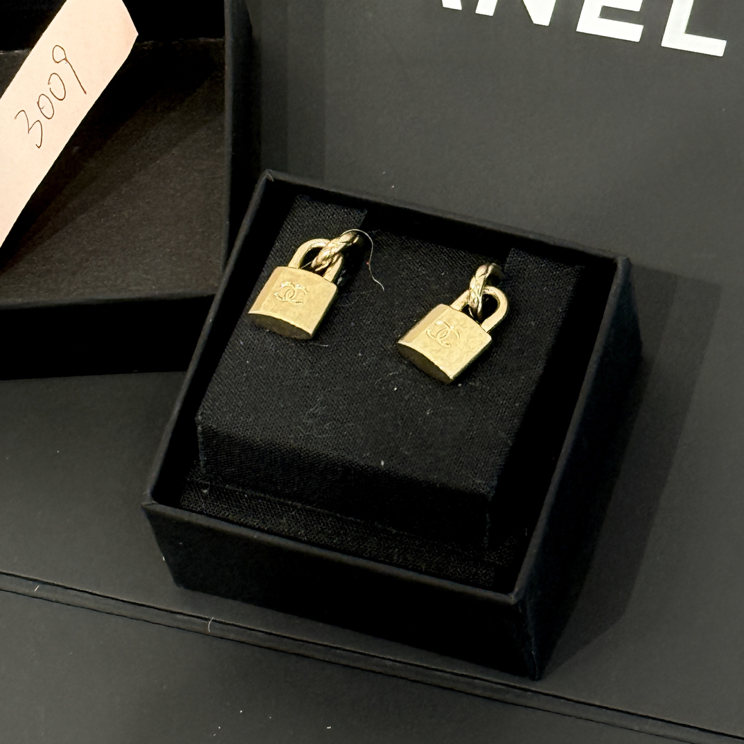 95新 Chanel/香奈儿 夏七中古/21金色锁头耳钉/3009